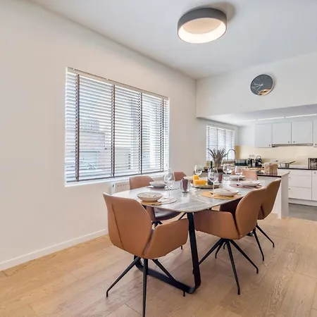 Sersea - Spacious House In With Garage