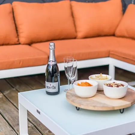 Sersea - Spacious House In With Garage *