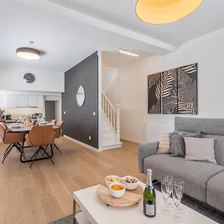 Sersea - Spacious House In With Garage بيت للعطل