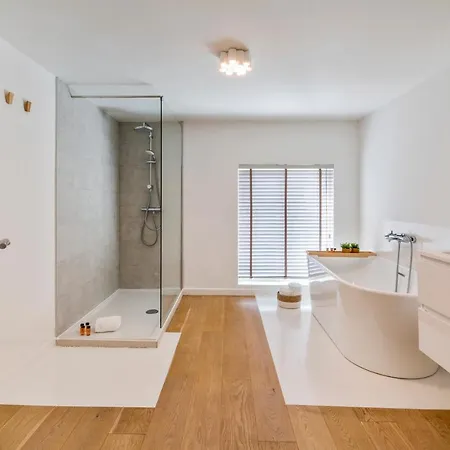 Sersea - Spacious House In With Garage